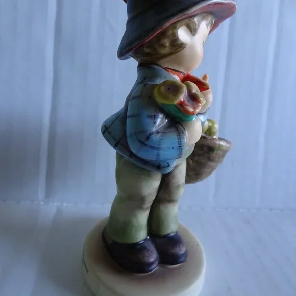 Hummel Goebel figurine - "Easter Greetings" #378 - Boy with Basket of Chicks - Picture 7 of 7